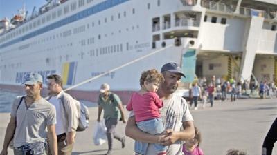 Tausende Fluchtlinge In Piraus Angekommen Grenzecho